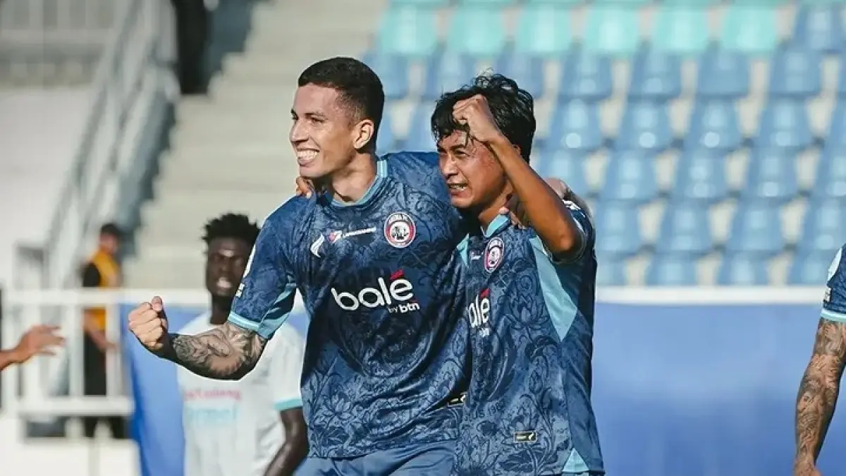 Diego Landis dan Ahmat Alfarizie merayakan gol ke gawang Isenmulang Kalteng FC di Stadion Kanjuruhan, Jumat (4/9). (MO Arema FC)