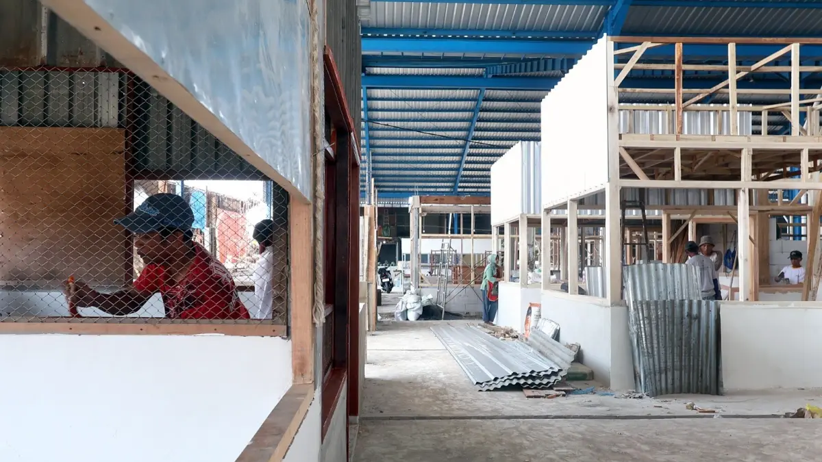 DISOROT DPRD: Persiapan relokasi tahap kedua masih berlangsung. Beberapa lapak tengah diatur para pedagang, kemarin. (Darmono/Radar Malang) 
