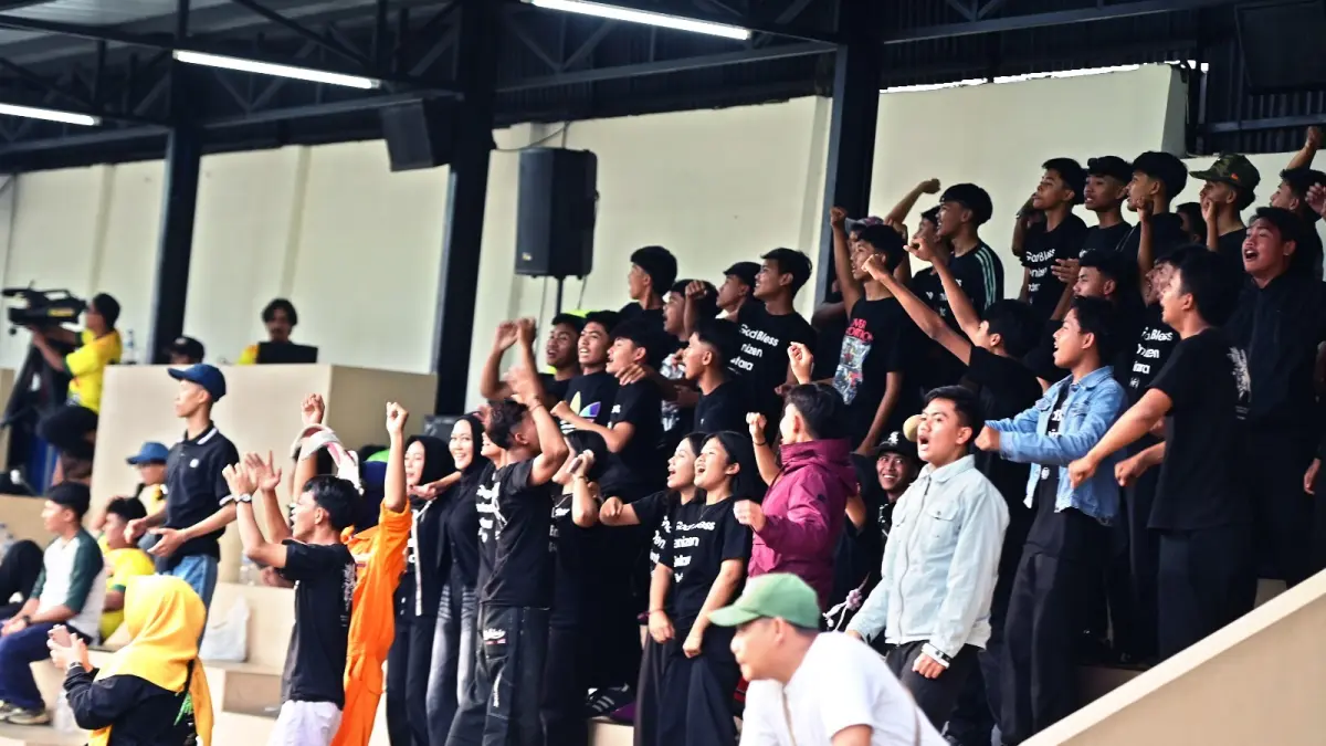 KOMPAK: Para siswa SMKN 1 Turen menunjukkan koreografi untuk mendukung tim sekolah yang berlaga di Turnamen Bahlil Mini Soccer Asyik Menuju Puncak Zona Malang Raya. (Darmono)
