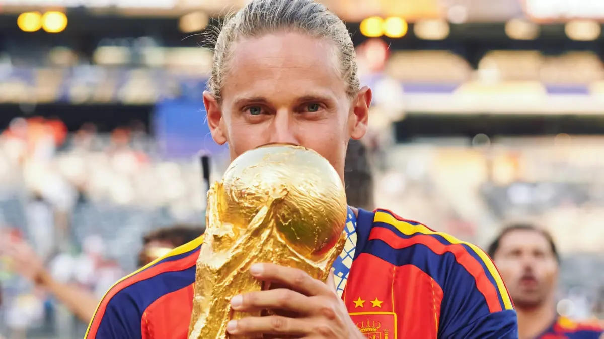 Marcos Llorente mencium gelar Piala Dunia 2026. Sumber: IG @marcosllorente