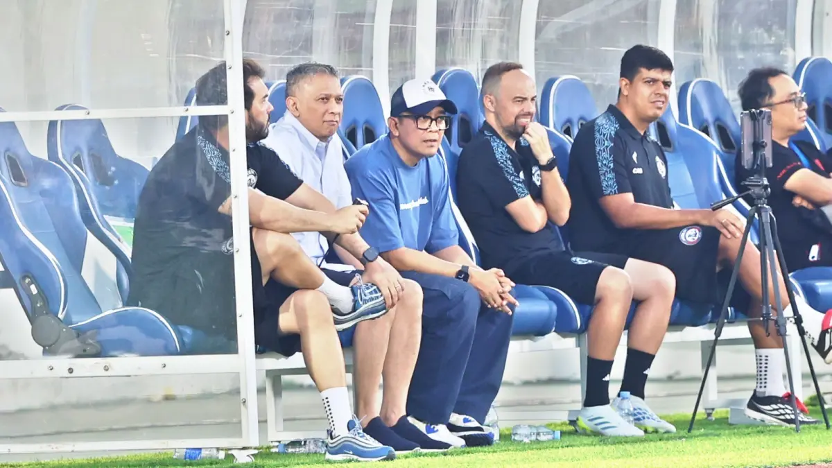 MASIH PANTAU PEMAIN: CEO Arema FC Iwan Budianto dan General Manajer Arema FC Yusrinal Fitriandi memantau laga uji coba di Stadion Kanjuruhan. (Darmono)