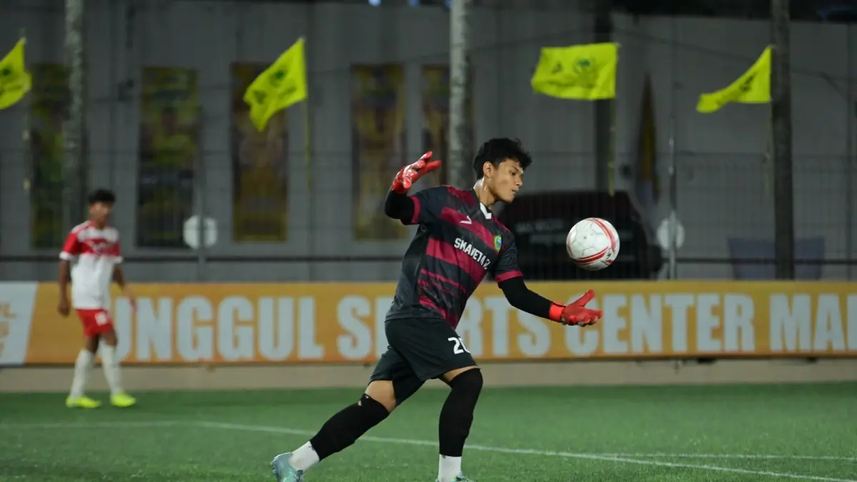 ON FIRE: Kiper SMAN 1 Tumpang Ahmad Darmawan melepaskan umpan dalam laga babak delapan besar Turnamen Bahlil Mini Soccer di ABE Mini Stadium Unggul Sports Center.  (Iwan Setiawan)