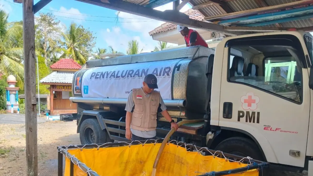 Personel PMI Kabupaten Malang mendistribusikan air bersih