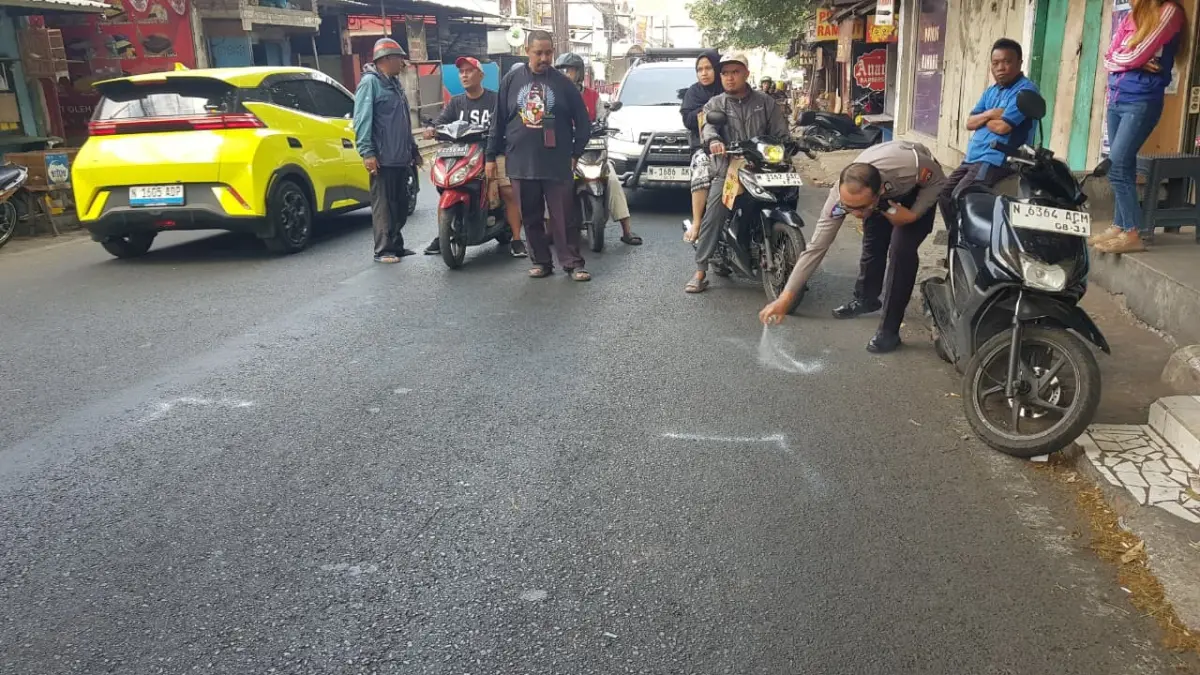Polisi melakukan olah TKP kecelakaan di Jalan Muharto, Jumat (4/9). (Istimewa)