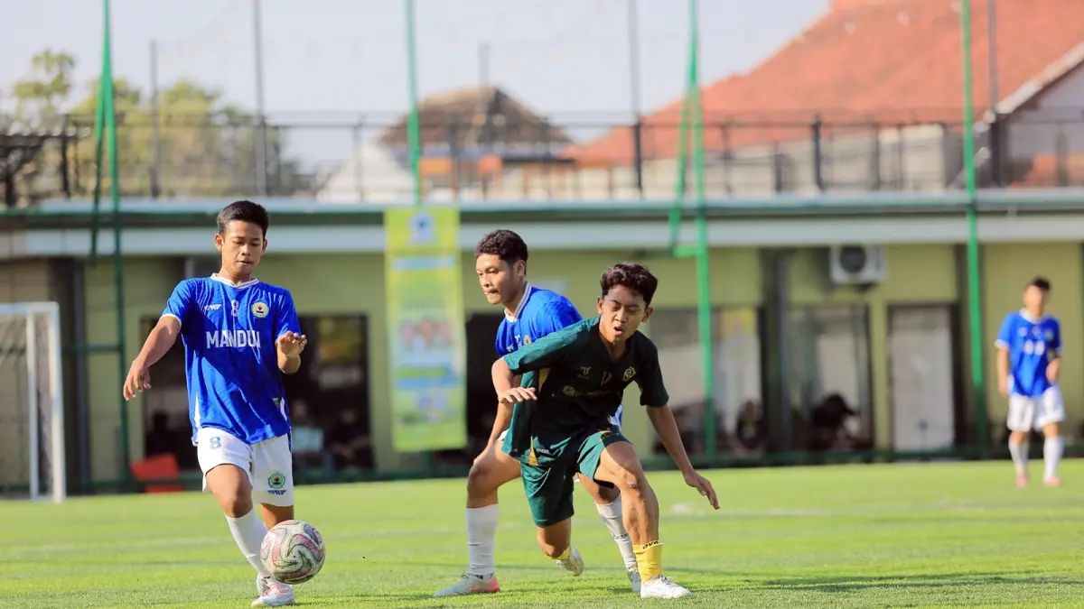 SENGIT: MAN 2 Kota Madiun menghadapi MAN 2 Ponorogo di babak semifinal Bahlil Mini Soccer Zona Madiun di Gontor Mini Soccer kemarin (4/9). (BAGAS BIMANTARA/RADAR MADIUN)