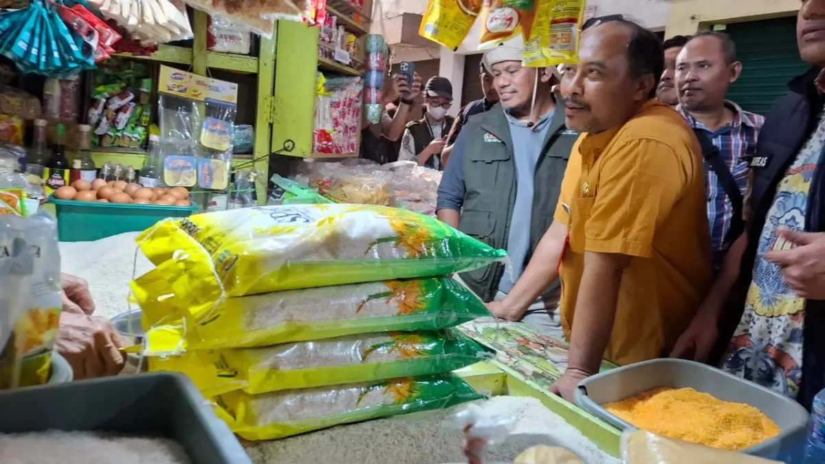 SIDAK PASAR: Direktur Penganekaragaman Konsumsi Pangan Bapanas Hamid Sangadji meninjau harga beras jenis SPHP di Pasar Kepanjen kemarin (4/9).