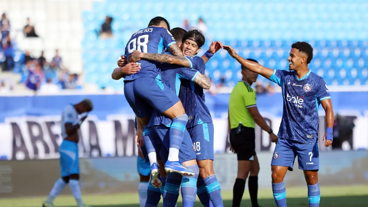 SUMBANG SATU GOL: Para penggawa Arema FC merayakan gol kedua yang dilesakkan Diego Landis, kemarin sore (4/9). (Darmono/Radar Malang) 