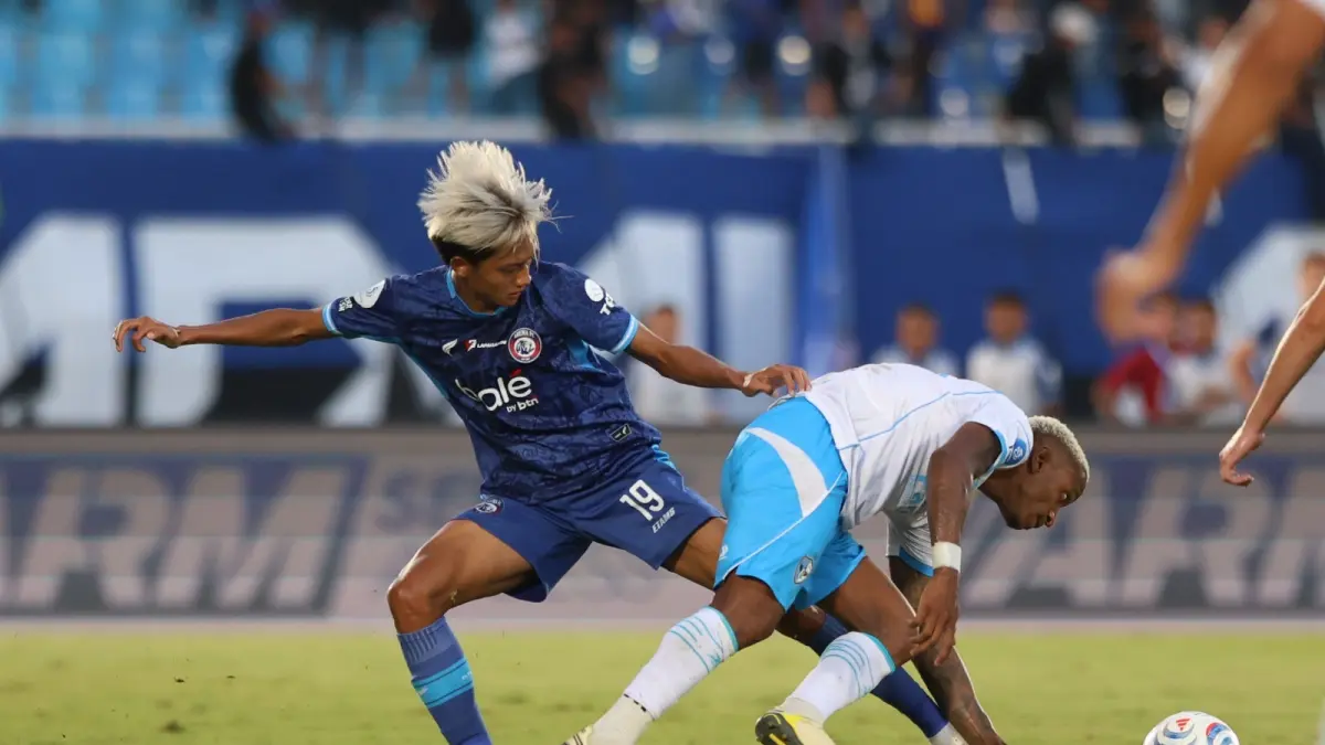 TAMPIL BAGUS: Fullback Kanan Arema FC Achmad Maulana Syarif (kiri) menghadang pemain Isenmulang Kalteng FC di Stadion Kanjuruhan, kemarin. (Darmono)
