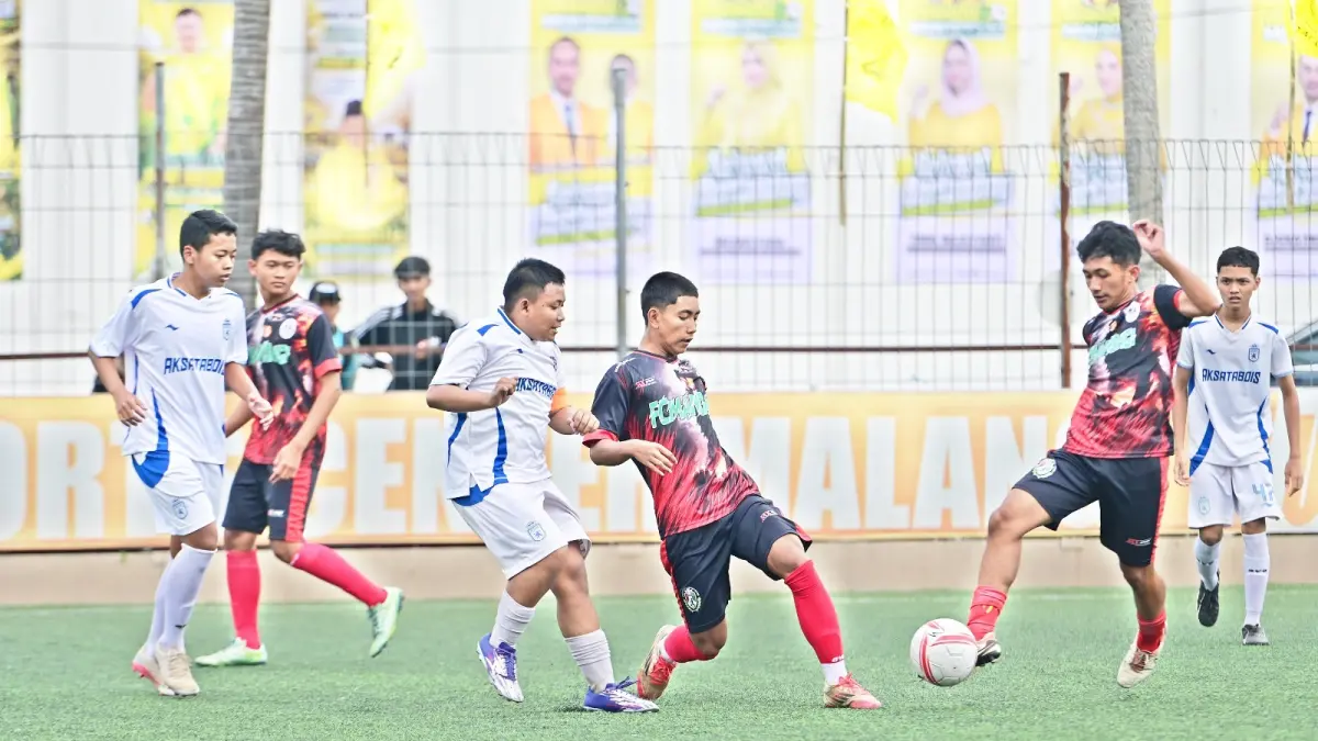 TAMPIL IMPRESIF: Pemain MAN 1 Malang berusaha merebut bola dalam laga babak 16 besar Bahlil Mini Soccer Asyik Menuju Puncak Zona Malang Raya, 31 Agustus. (Iwan Setiawan)