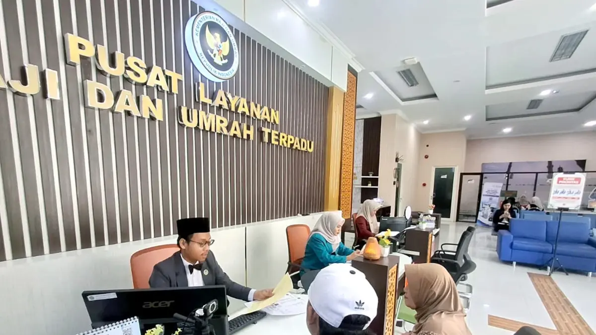 BUKA LAYANAN MANUAL: Kantor Kemenhaj Kota Malang melayani warga yang mengurus biovisa, beberapa hari lalu. (Nabila Amelia/Radar Malang)
