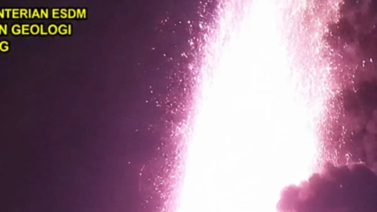 Dokumentasi CCTV Pusat Vulkanologi dan Mitigasi Bencana Geologi (PVMBG) terhadap aktivitas erupsi di Gunung Anak Krakatau hari ini. Sumber: Facebook.