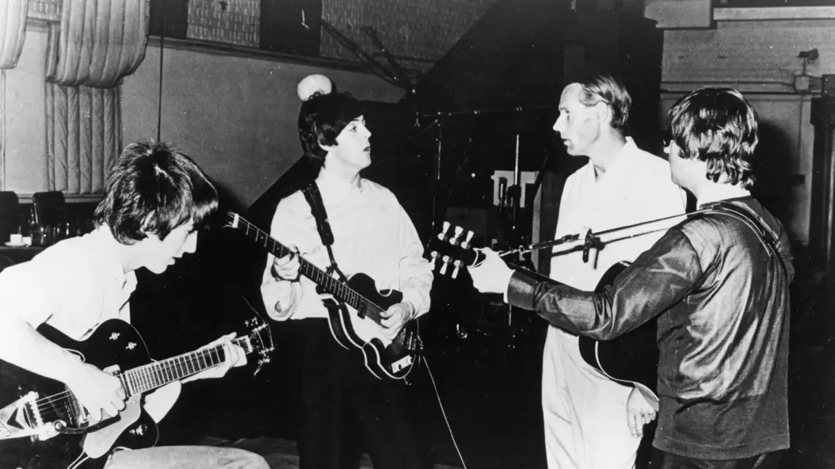 George Martin bersama The Beatles di ruang studio pada 1964. (Sumber: Rolling Stone)