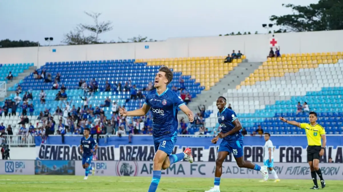 Mauro  Ziljstra usai mencetak gol keempat bagi Arema. Sumber: Kanal Website Arema FC Official.