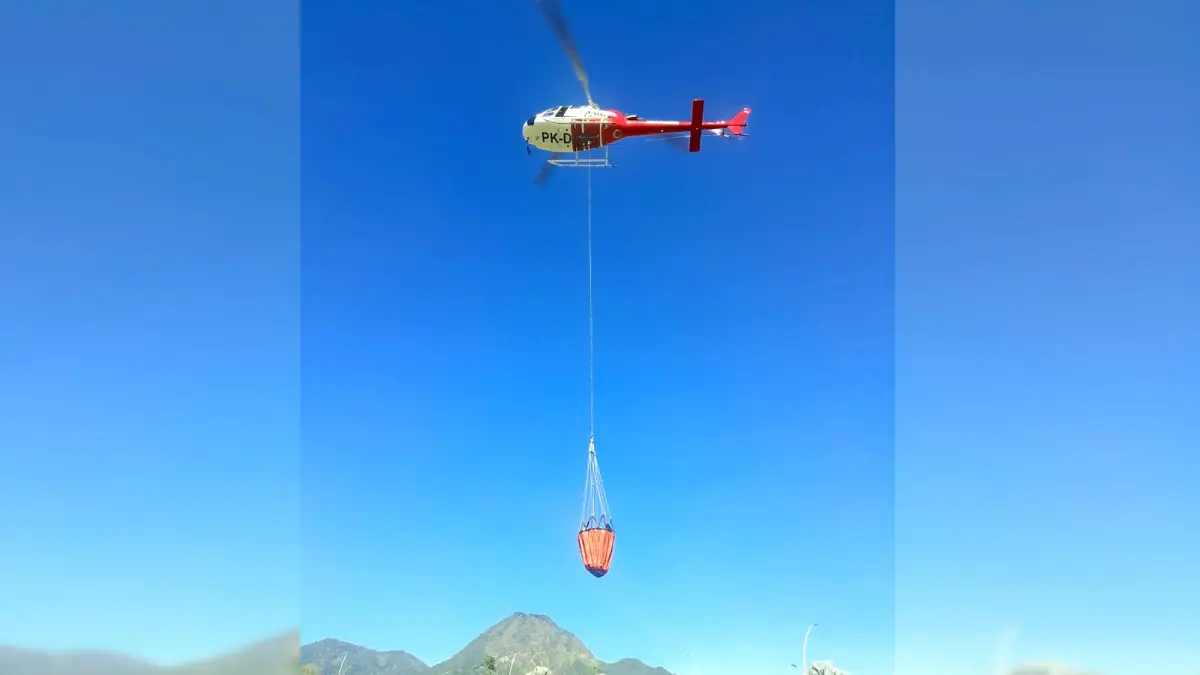 MEREMBET KE ZONA LAIN: Bantuan water bombing mulai tiba kemarin pagi untuk membantu proses pemadaman kebakaran di kawasan Gunung Buthak. (BPBD Kabupaten Malang For Radar Malang)