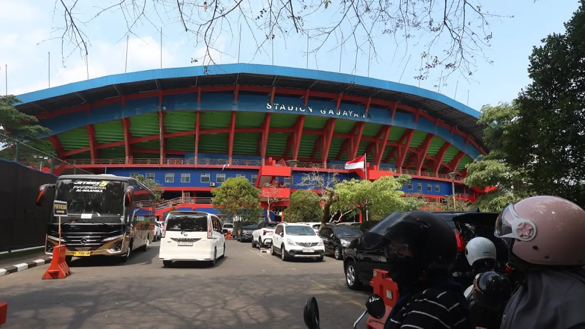 ASET PEMKOT: Kendaraan berjajar parkir di halaman luar Stadion Gajayana kemarin. Fasilitas olahraga tersebut juga disewakan untuk kegiatan lain. (Foto Darmono/Radar Malang)