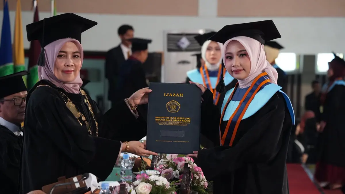 BANGGA: Rektor UIN Maulana Malik Ibrahim Malang Prof Ilfi Nur Diana MSi CAHRM CRMP (kiri) memberikan ijazah kepada wisudawan di Kampus 1 Gedung Sport Centre.
