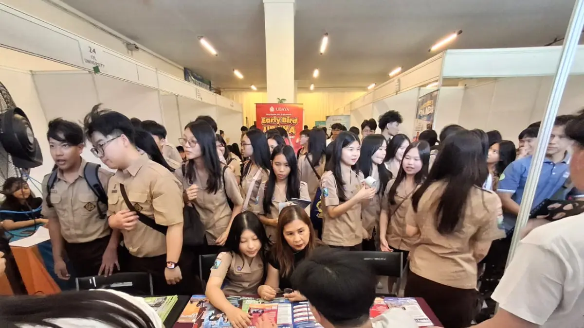 BANTU SISWA: Wali murid dan siswa SMAK Kolese Santo Yusup antusias mencari informasi terkait kampus di Expo Perguruan Tinggi XXVIII, kemarin. (Nabila Amelia)
