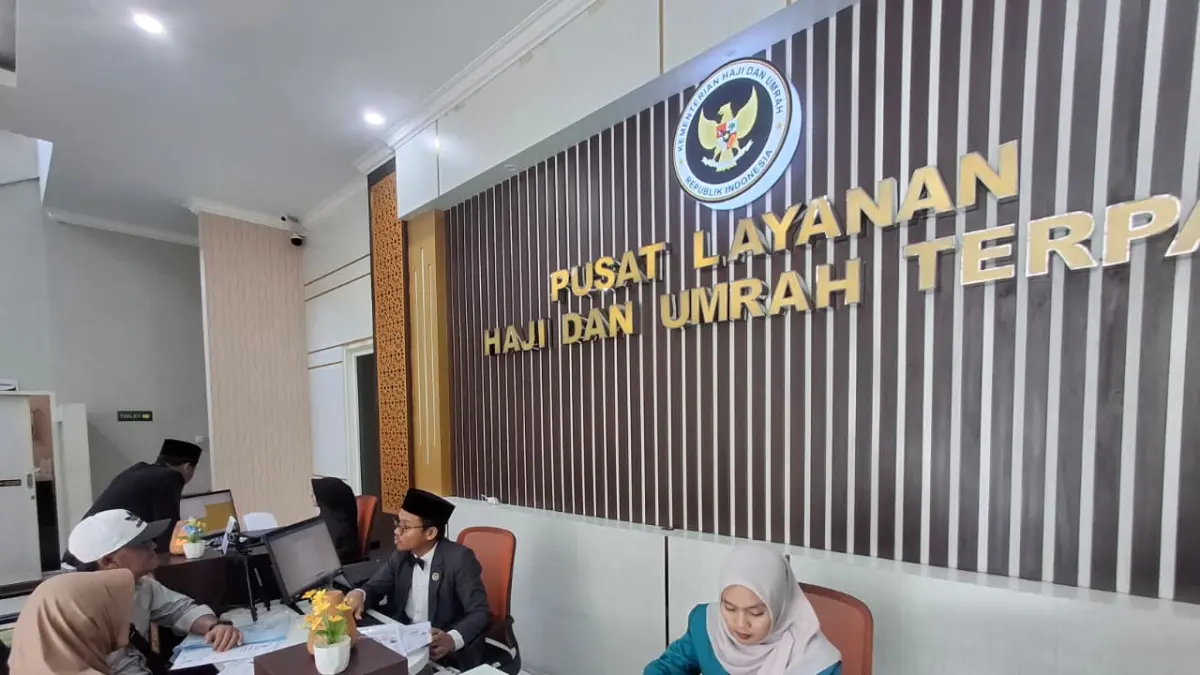 BERI PELAYANAN: Dua CJH tengah berkonsultasi terkait ibadah haji di Kantor Kemenhaj Kota Malang, beberapa waktu lalu.  (Nabila Amelia)