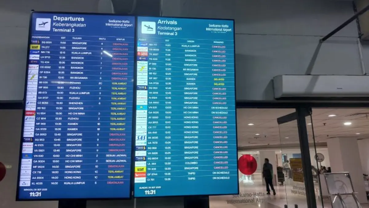 Daftar penerbangan yang dibatalkan di Bandara Soekarno-Hatta. Sumber: X/@Radio Suara Surabaya.