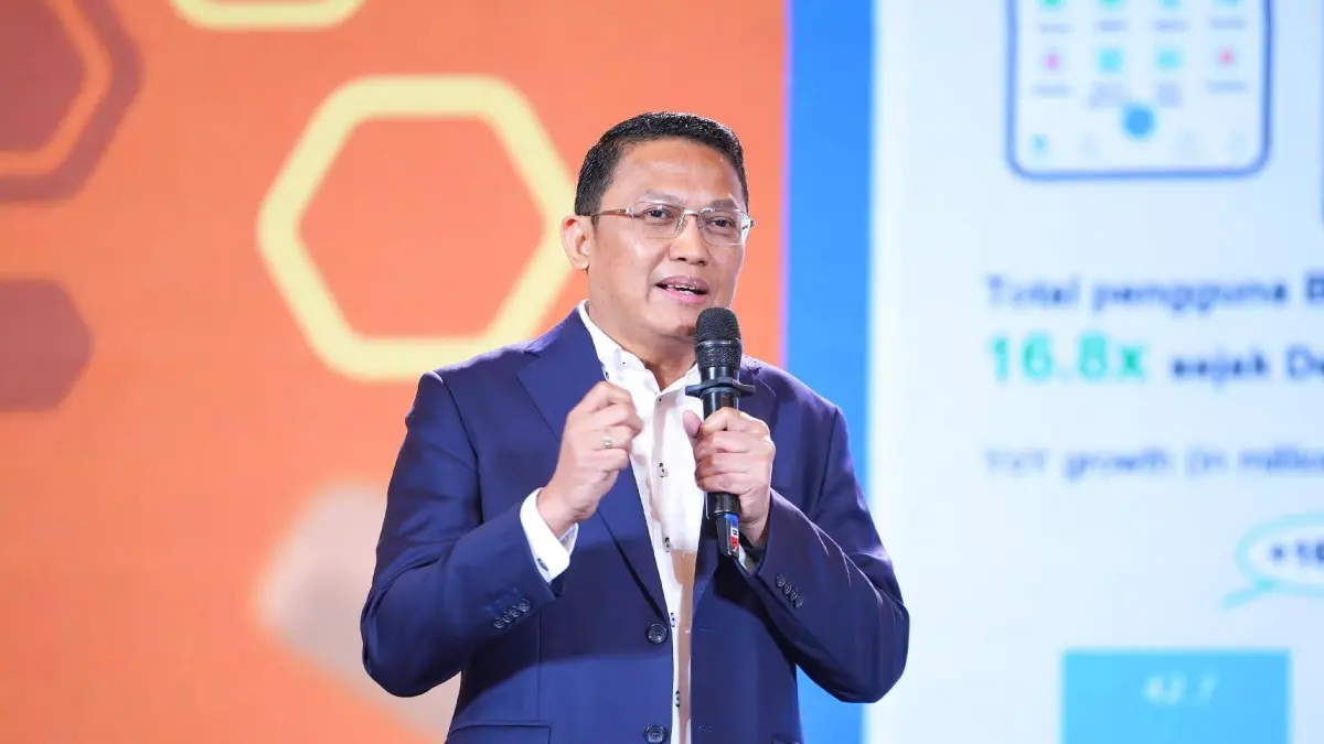 Direktur Finance & Strategy BRI Achmad Royadi memaparkan literasi keuangan kepada generasi muda.