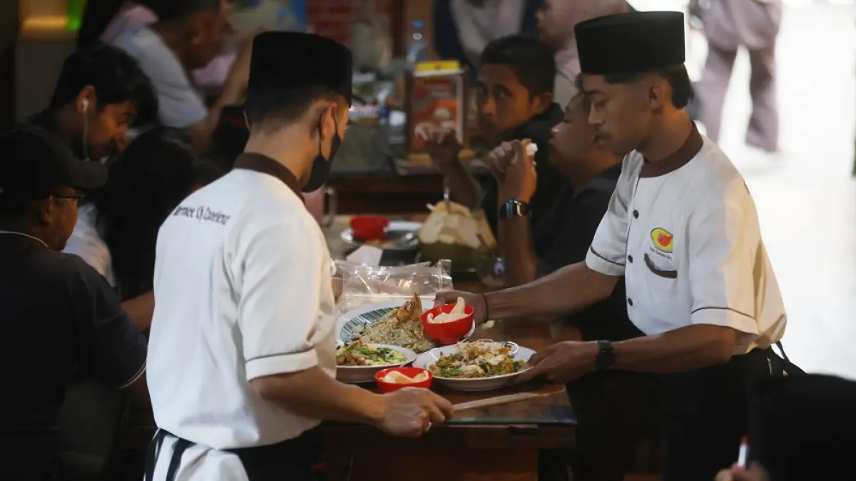 Pegawai restoran melayani konsumen. Sebagian dari omzet restoran masuk pajak (Darmono/Radar Malang)