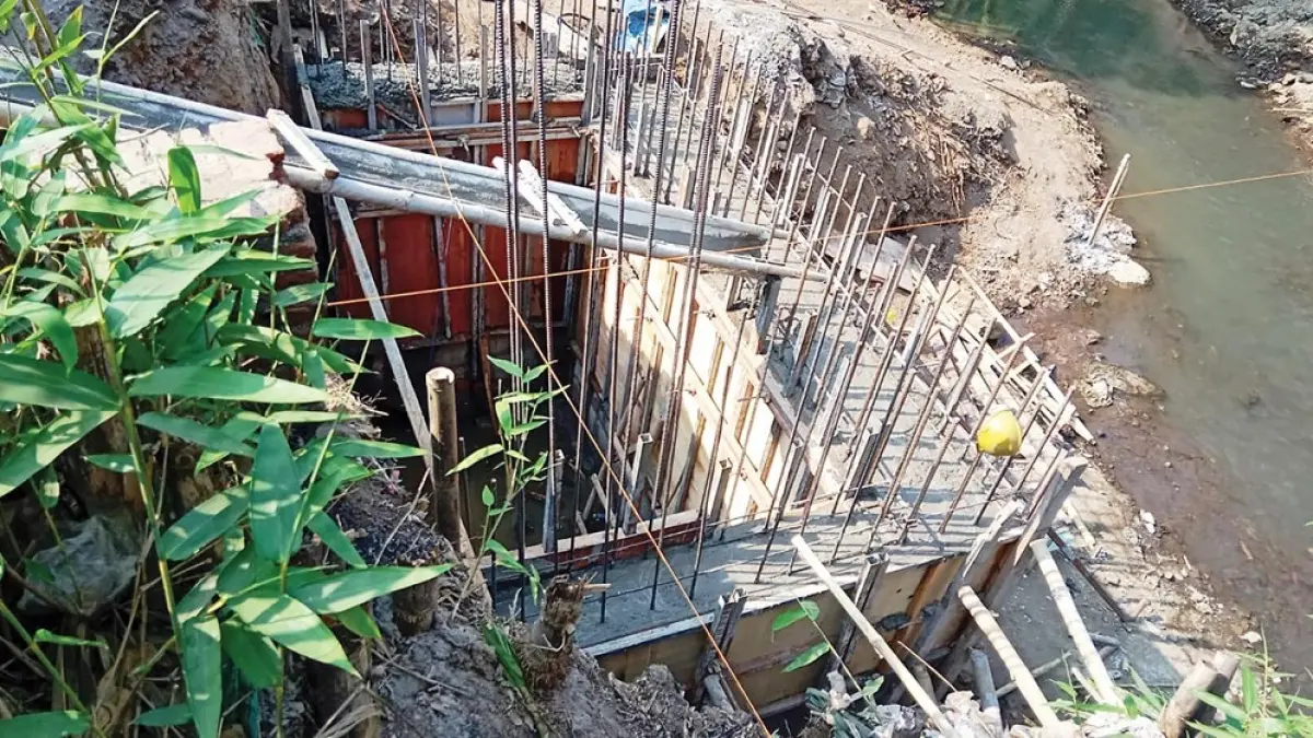 Pengerjaan jembatan
