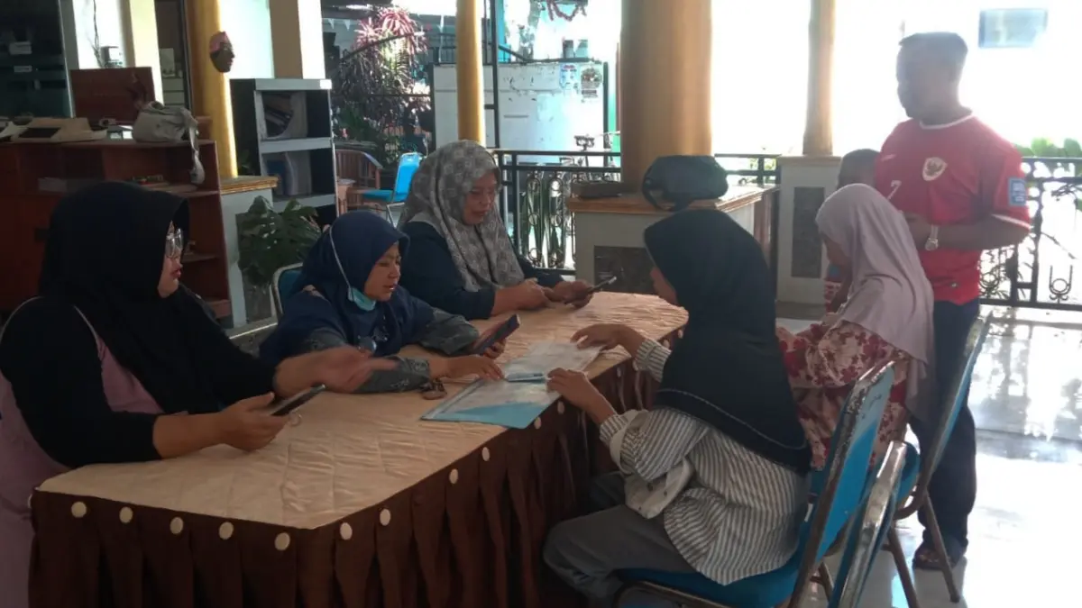 VERIFIKASI ULANG: Sejumlah warga Kota Malang melakukan verifikasi terkait perubahan status desil. 