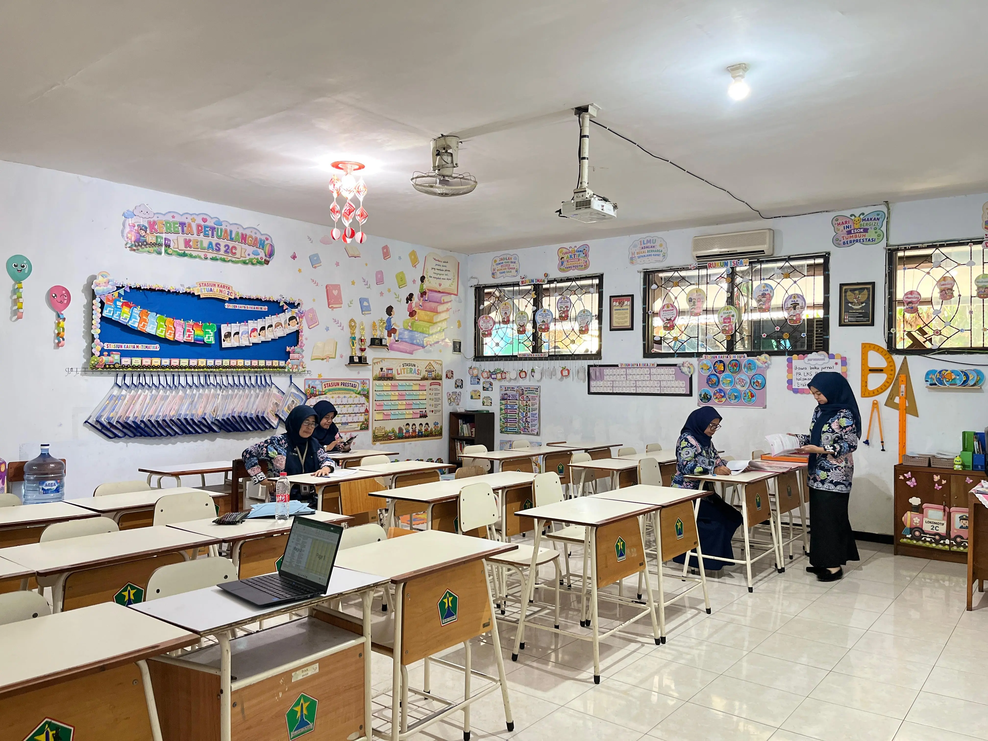 FOKUS : Proses penilaian yang dilakukan di tiap sudut kelas SDN Lowokwaru 2 Kota Malang.