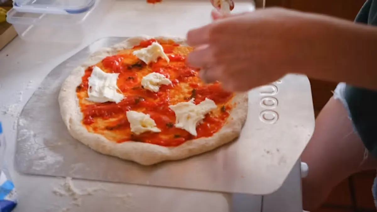 Ide kencan anti-mainstream di Malang bisa membuat pizza bersama pasangan. Sumber: unsplash.com