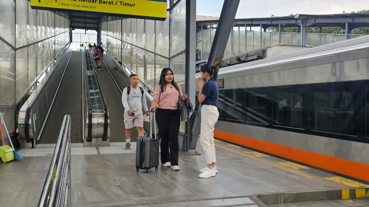 JADI ALTERNATIF: Sejumlah masyarakat Malang Raya memilih bepergian ke luar kota menggunakan kereta api, kemarin. 
