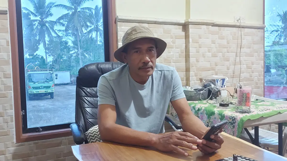 Kades Kaliasri Gaguk di ruang kerjanya (foto Biyan Mudzaky Hanindito/Radar Malang)