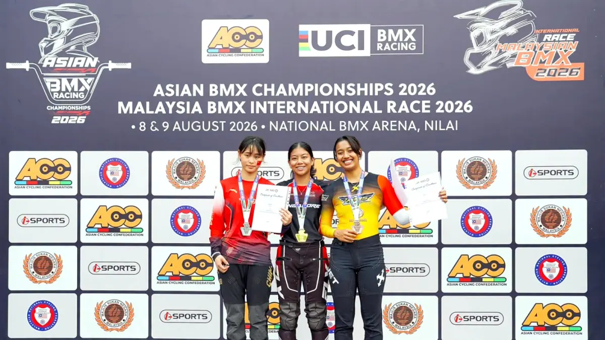 KADO TERINDAH: Balqis Humairah Aji Khairunnisa (kanan) meraih medali perunggu dalam Malaysia BMX International Race 2026 pada 9 Agustus. (Dokumen Balqis Humairah Aji Khairunnisa)