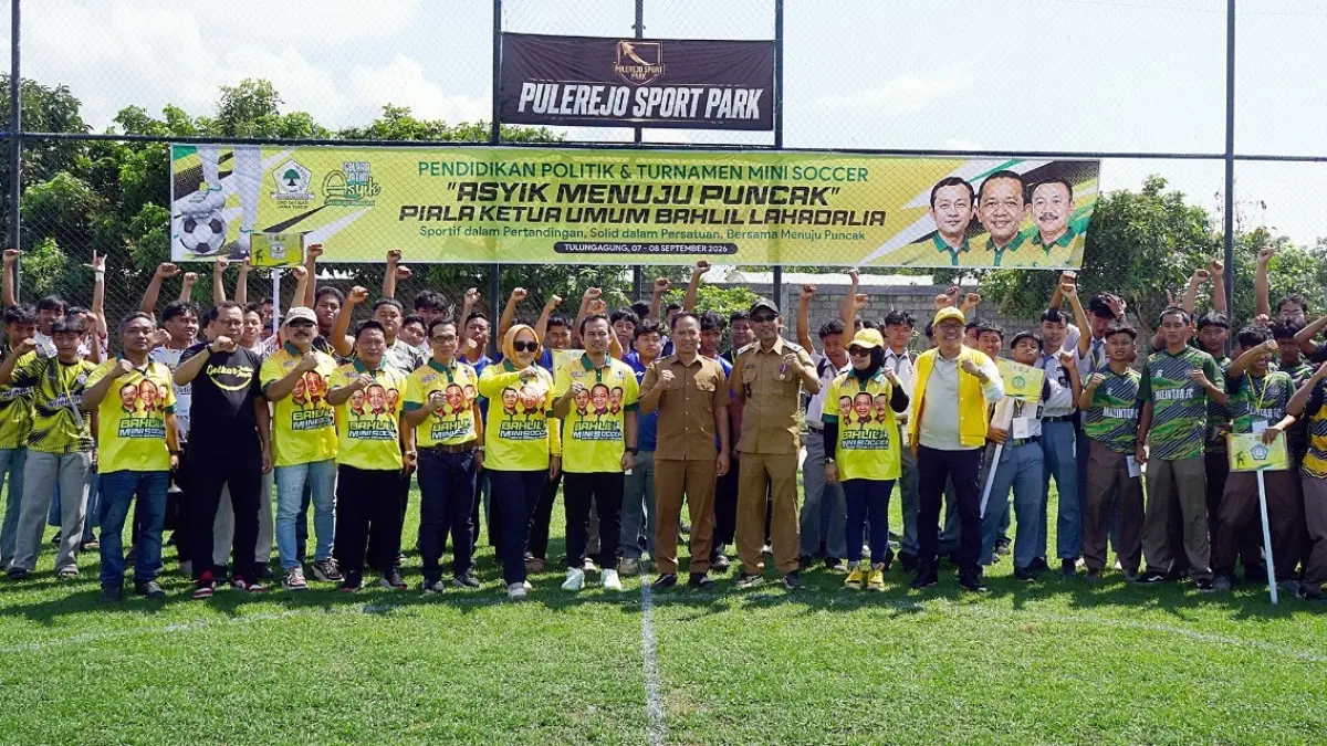 MERIAH: Perwakilan empat DPD Partai Golkar berfoto bersama peserta Bahlil Mini Soccer Asyik Menuju Puncak Zona 3 Tulungagung di Pulerejo Sport Park, kemarin (7/9). (DR PERDANA/RADAR TULUNGAGUNG)