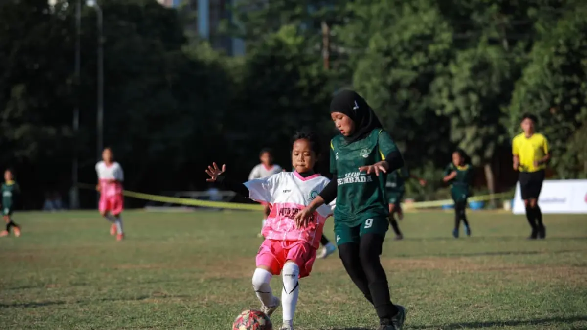 Peserta Turnamen Sepak Bola Putri bertanding di lapangan Polrestabes Kota Semarang, Semarang, Minggu lalu (6/9). (MO Arema FC)