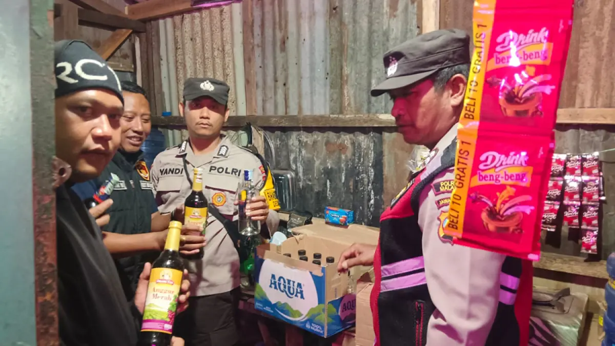 Polisi menyita botol berisi minuman keras (foto Biyan Mudzaky Hanindito/Radar Malang)
