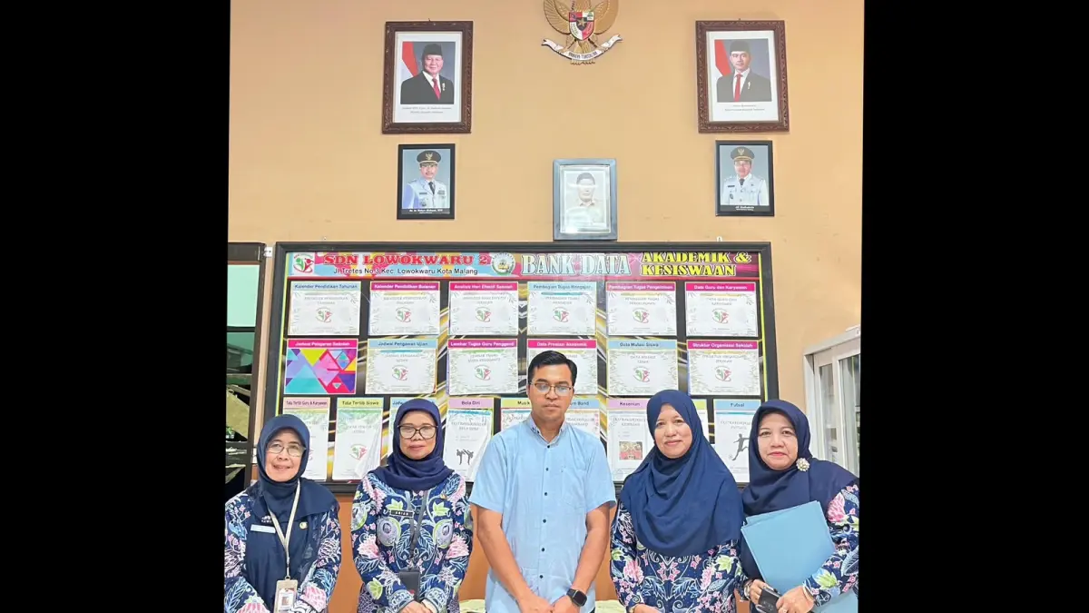 TERBAIK : Para juri lomba kebersihan kelas yang diadakan SDN Lowokwaru 2 Kota Malang, Jumat (4/9).
