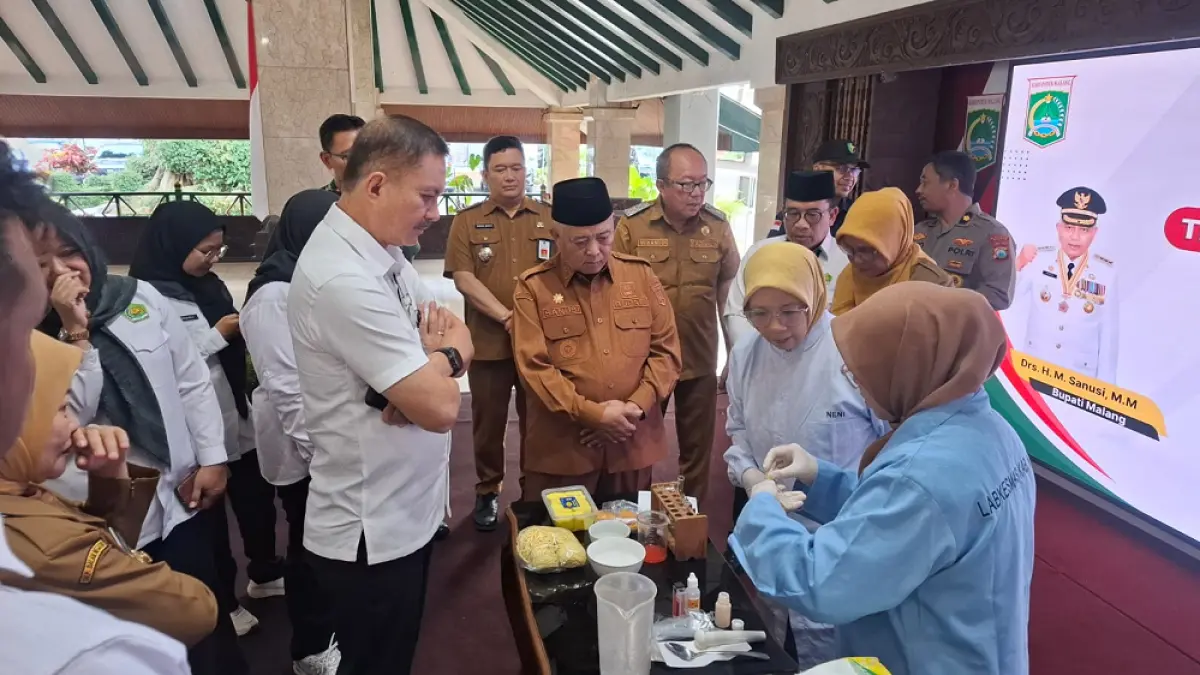 Tim monitoring MBG dan Pemkab Malang melakukan uji sampel makanan di Pendapa Agung