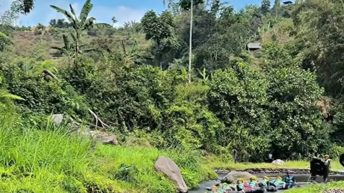 Wisata river tubing di Tubing Wringinanom, Poncokusumo, Malang. Sumber: Instagram /@rivertubing_malang