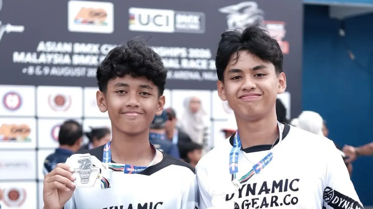 KOMPAK: Muhammad Zebe Kaffa (kiri) dan Muhammad Danae Almer (kanan) meraih medali di kejuaraan Asian BMX Championship dan Malaysia BMX International - C1 Class di Arena BMX Nasional, Negeri Sembilan, Malaysia pada 8-9 Agustus lalu. (Muhammad Zebbe Kaffa for Radar Malang)