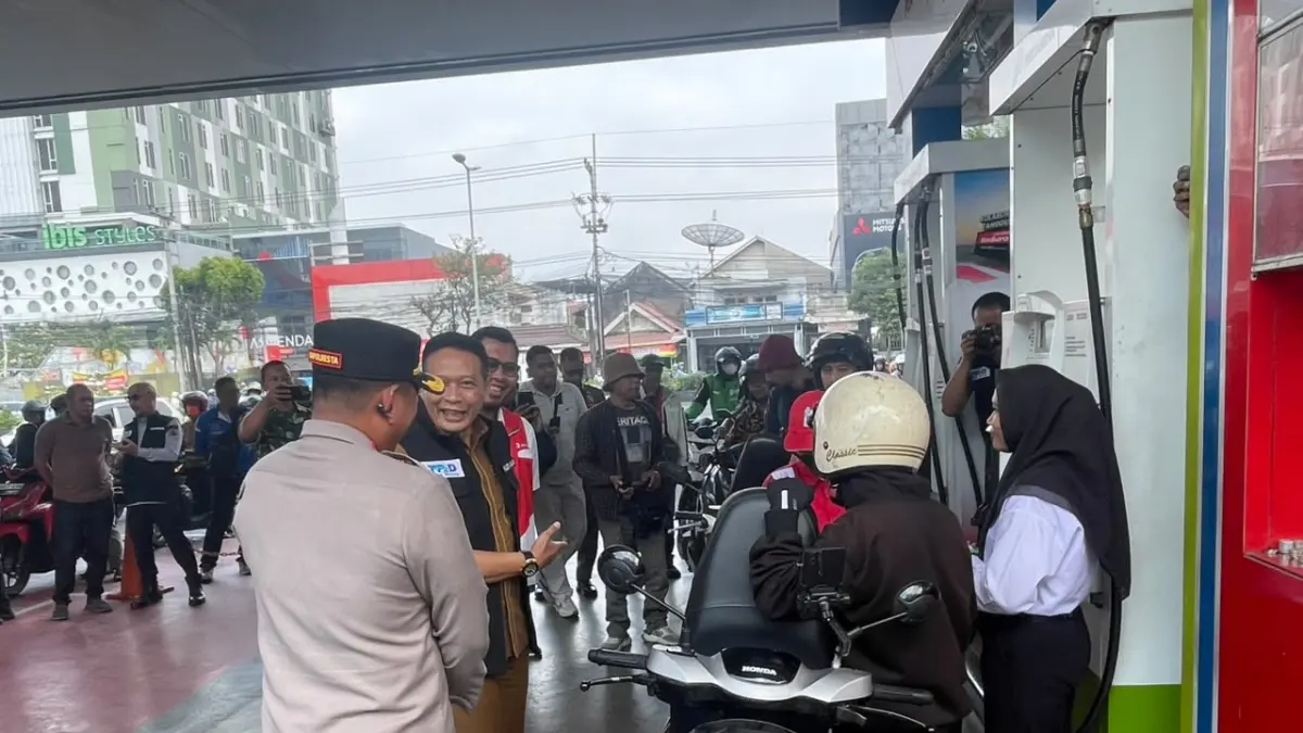 Anggota TPID Kota Malang meninjau ketersediaan BBM di SPBU Jalan Ciliwung, hari ini. (Andika Satria Perdana/Radar Malang)