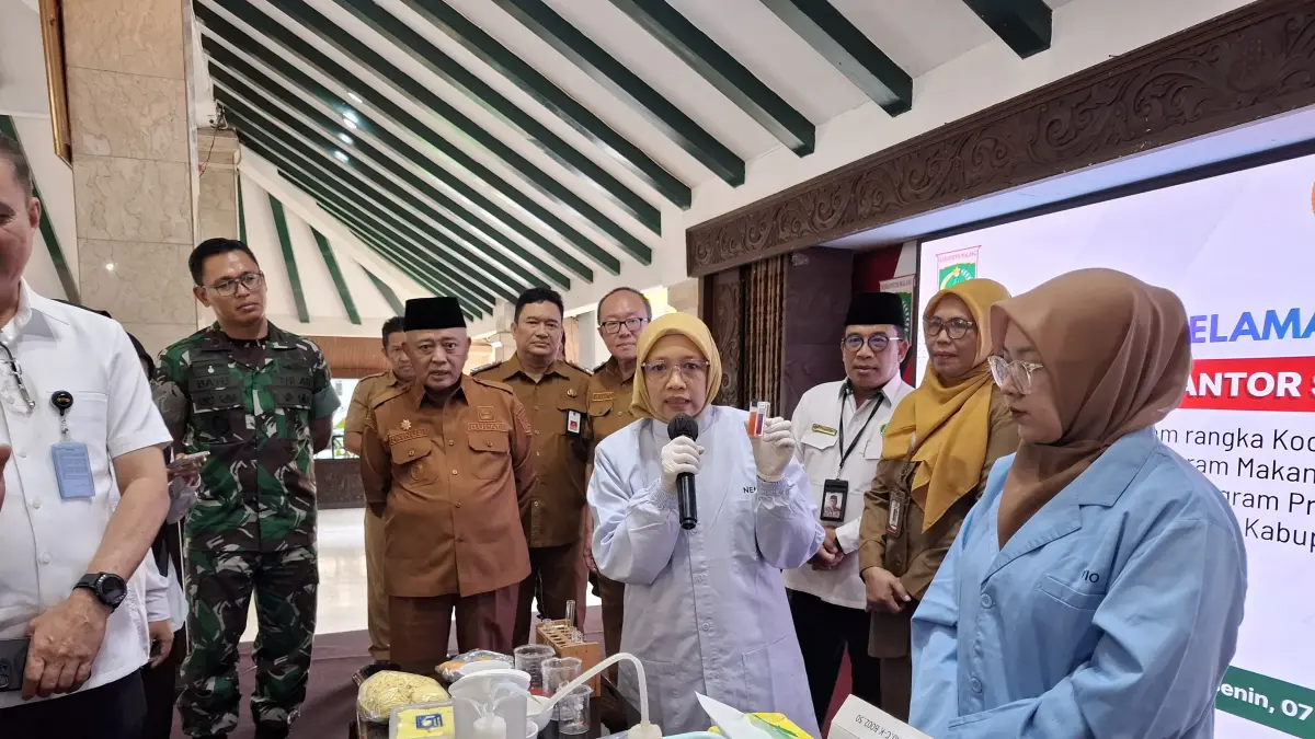 Bupati Malang H M. Sanusi melihat demonstrasi alat uji kelayakan makanan. (Biyan Mudzaky Hanindito/Radar Malang)