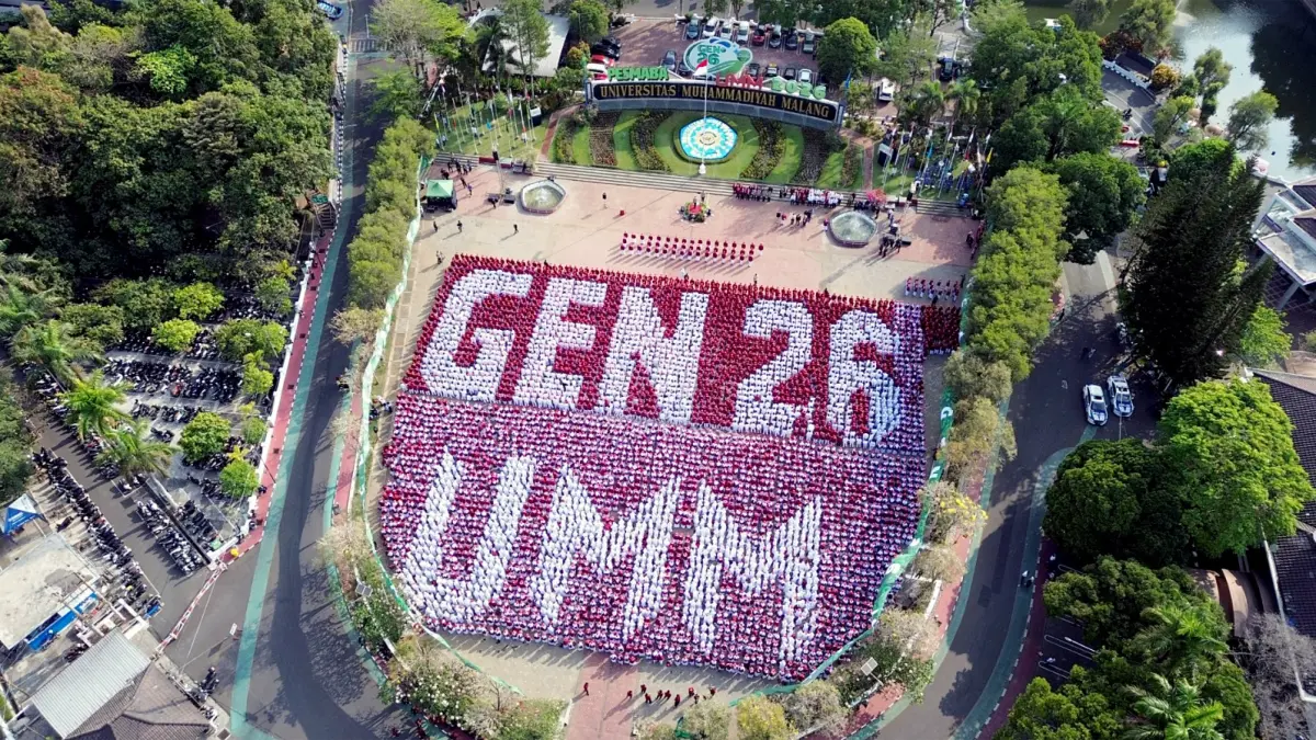 HARI PERTAMA: formasi Jas Merah Mob dilakukan 5.636 maba Membentuk Tulisan Gen 26 UMM. (UMM For Radar Malang)