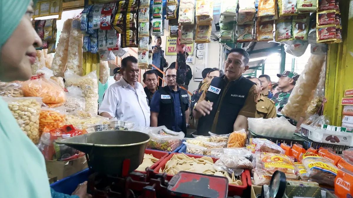 IKUT MEMANTAU: Wali Kota Malang Wahyu Hidayat mengecek stok beberapa komoditas di salah satu toko di Pasar Klojen, kemarin (8/9). (Darmono/Radar Malang)
