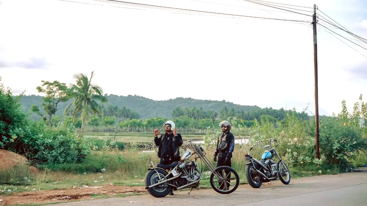 JELAJAH NEGERI: Anggota Stalen Zuiger beristirahat di tepi jalan ketika menjalani National Run Tour ke Sumbawa beberapa waktu lalu. (Dokumen Stalen Zuiger)