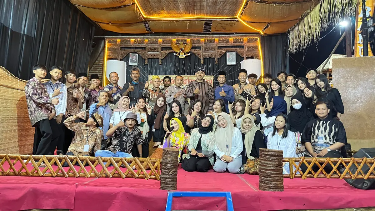 Kepala Desa Mendalanwangi M. Sharoni SPt bersama karang taruna dan seluruh panitia Mendalan Kulon Tempoe Doloe Part. II, pada 3-6 September.