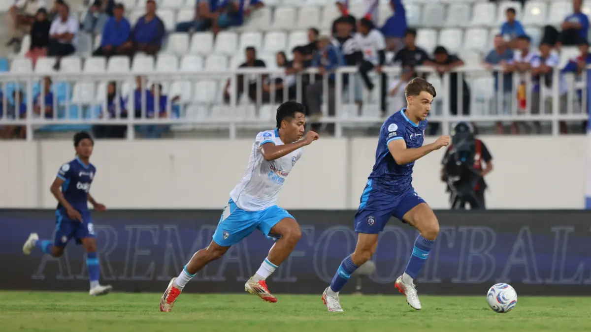 PUNYA BANYAK OPSI: Mauro Zijlstra (kanan) menggiring bola dalam laga melawan Isenmulang Kalteng FC di Stadion Kanjuruhan, beberapa waktu lalu. Dalam laga itu, dia bermain pada babak kedua.