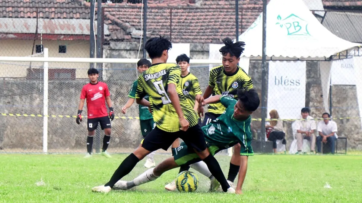 SENGIT: Dua pemain SMAN 1 Kauman mengepung gelandang SMAN 1 Trenggalek dalam perebutan tiket final Bahlil Mini Soccer Asyik Menuju Puncak Zona 3 Tulungagung, kemarin sore. (DR PERDANA/RADAR TULUNGAGUNG)
