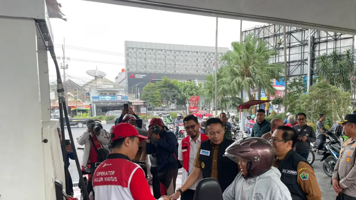 TINJAU SPBU: Seorang pengendara tengah mengisi bahan bakar di SPBU Ciliwung kemarin. Wali Kota Malang Wahyu Hidayat bersama Tim TPID meninjau persediaan BBM, kemarin. (Andika Satria P)