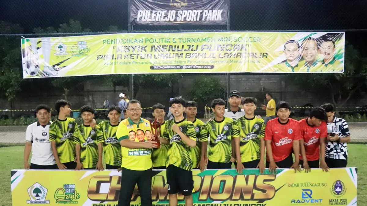 SEMRINGAH: Ketua DPD Partai Golkar Jawa Timur Ali Mufthi menyerahkan piala juara 1 Bahlil Mini Soccer Asyik Menuju Puncak Zona 3 Tulungagung pada tim SMAN 1 Kauman usai partai final yang menegangkan pada Selasa malam (8/9). (DEVRAT RAMANDA/RADAR TULUNGAGUNG)