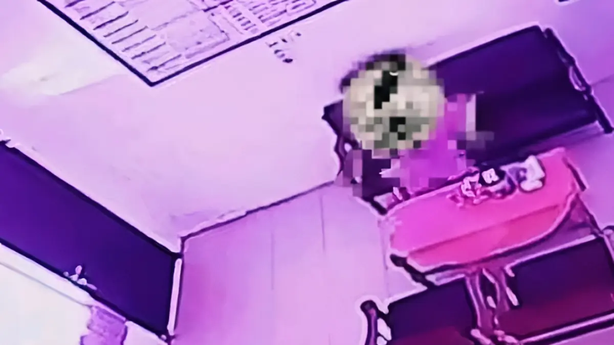 Aksi mesum kepsek dan guru SD di Pekalongan tertangkap kamera CCTV. (Dok. TikTok)